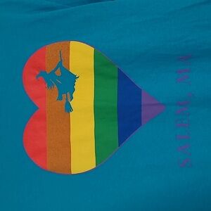 Salem Massachusetts Witch City Pride Rainbow Heart Print Tee Tshirt Womens Sz S
